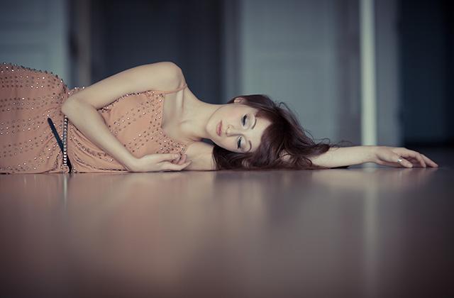 女性(寝・暗1)