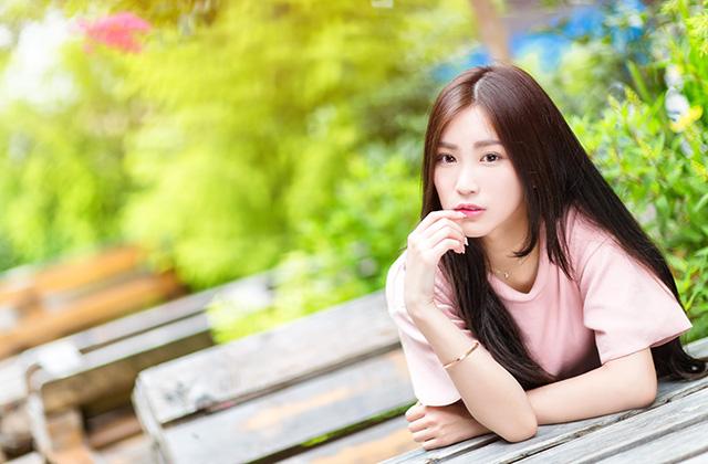 女性(綺・暗13・座・指先口元)