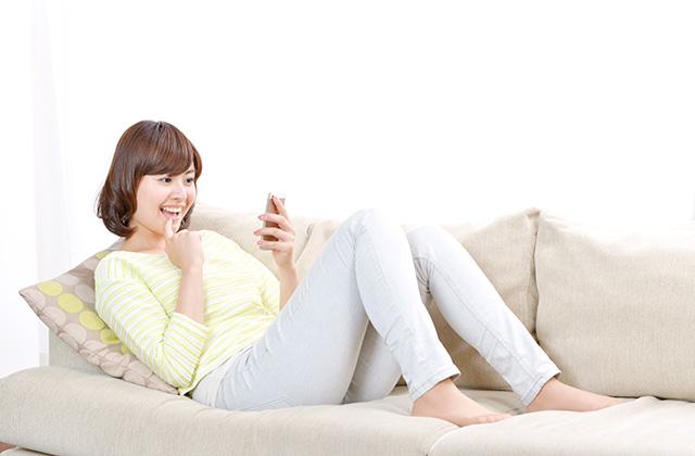 女性(スマホ・操作・明・太)