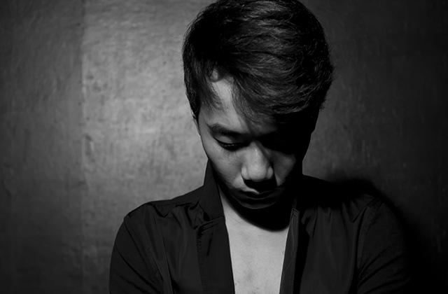 男性(暗・目線下2)