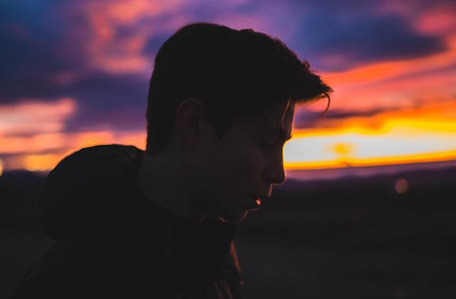 男性(暗・夕日・側面・目線下)