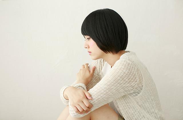 女性(悩み22・膝抱え・側面)
