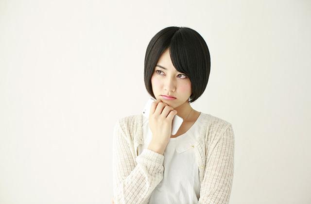 女性(スマホ・手持ち・疑う)