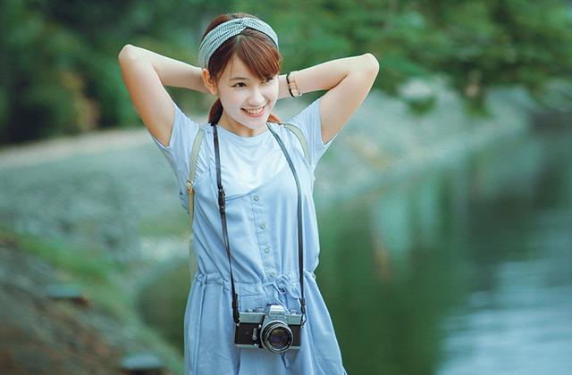女性(明・川辺・カメラ)