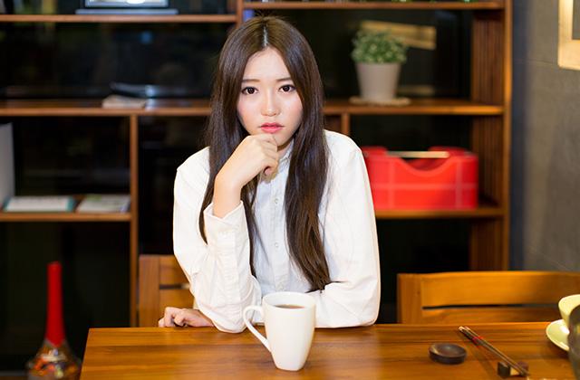女性(綺・喫茶・ひじ立て1)