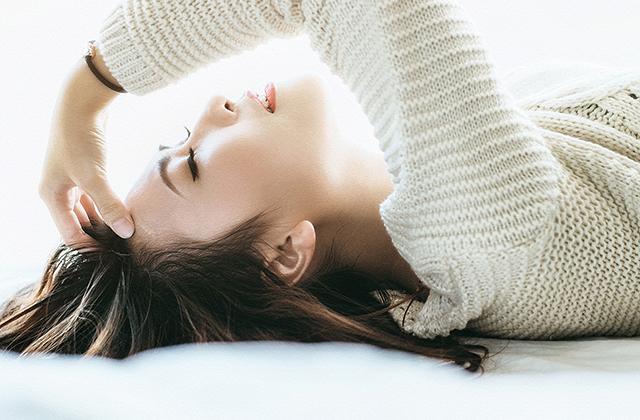 女性(寝・頭に手当・側面)