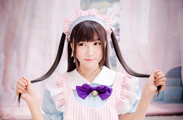 女性(メイド・正面・髪触り・両手)