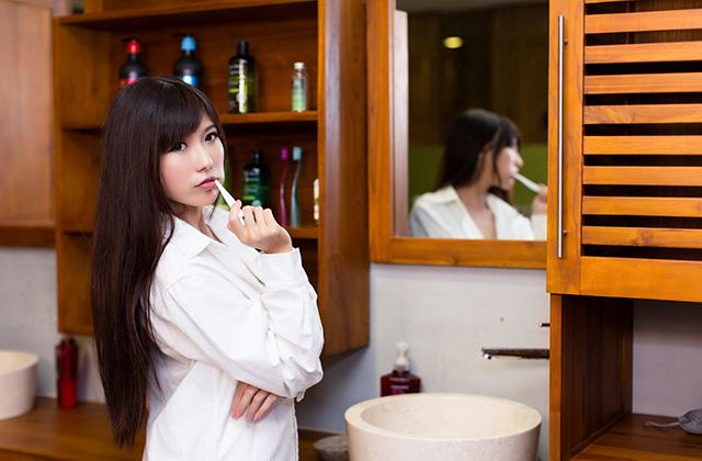 女性(綺・歯磨き・振り向き)