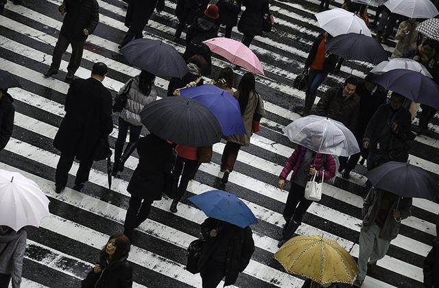 風景(人込み・歩道・雨)