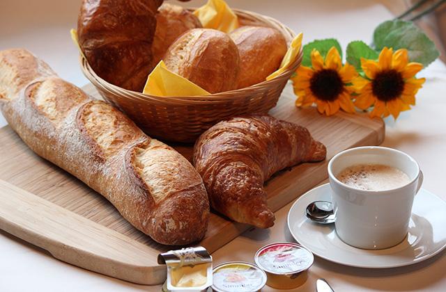 料理(フランスパン・コーヒー)
