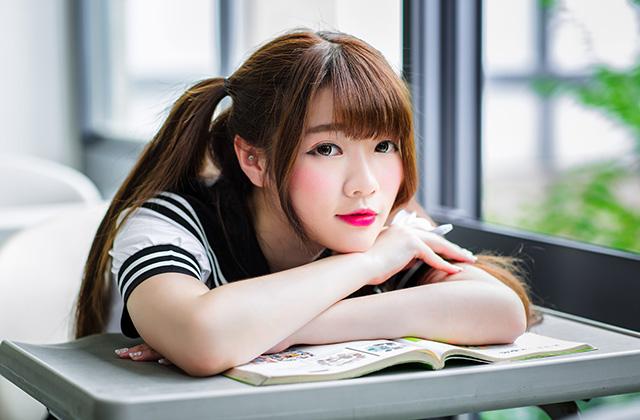 女性(学生12・勉強・うつ伏せ)