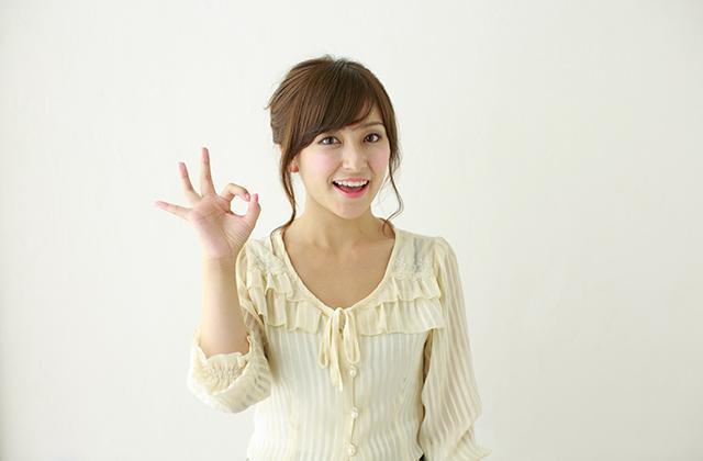 女性(OKサイン)